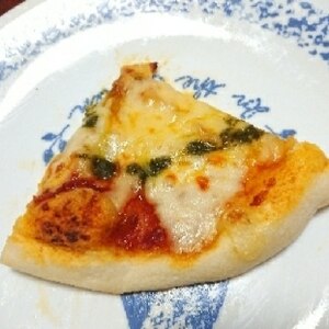 バジルソースのクリスピーピザ 
